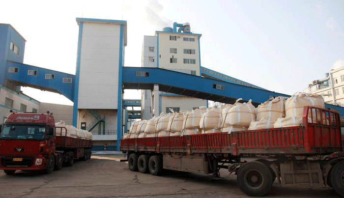 Pabrik soda abu dan truk bermuatan